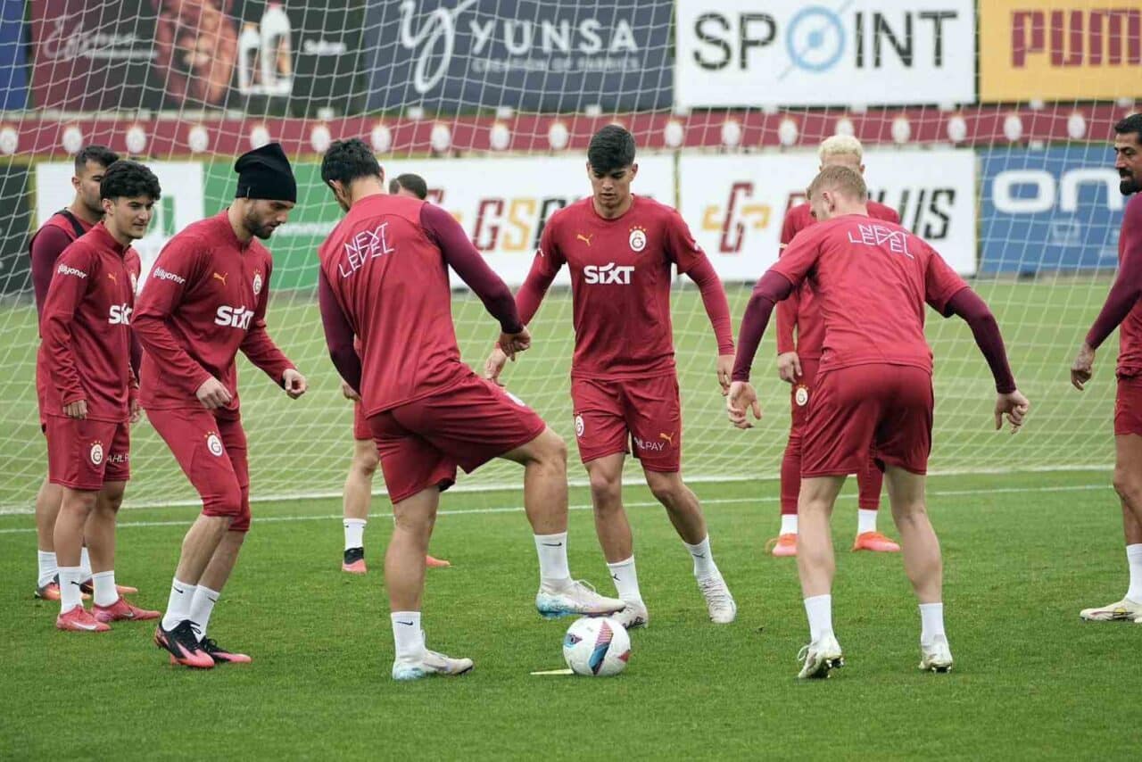 Galatasaray, Kayserispor ile oynayacağı maç öncesi antrenmanlarına başladı. Kemerburgaz'daki idman,