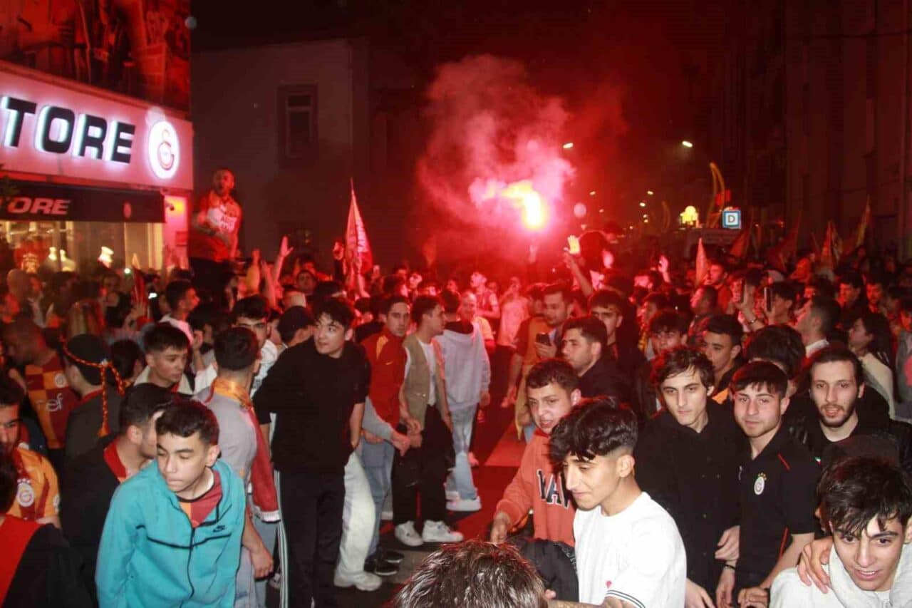 Galatasaray, Kayserispor'u 3-0 yenerek 2024-2025 sezonunun 25. şampiyonluğunu ilan etti.