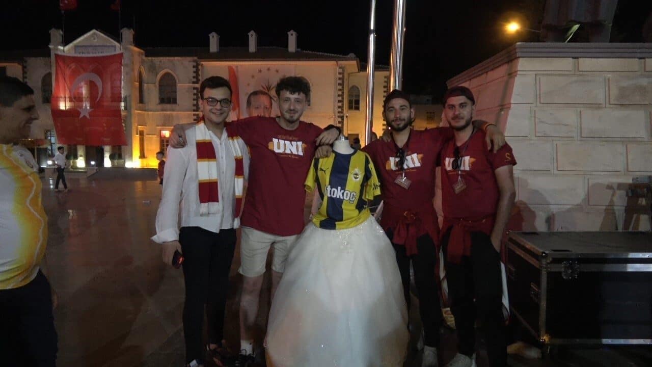 Galatasaray, Süper Lig'de Kayserispor'u 3-0 yenerek 25. kez şampiyon oldu.