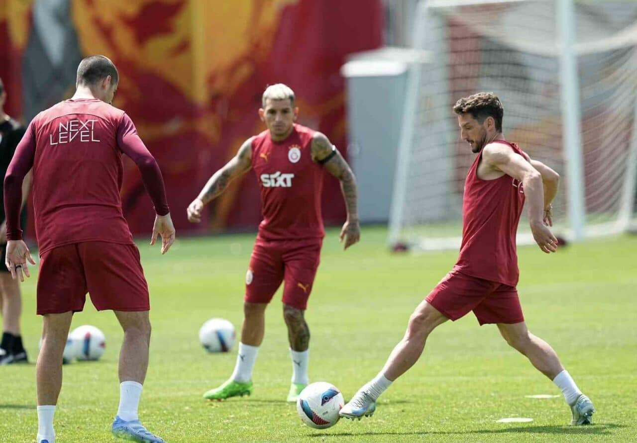 Galatasaray, Trabzonspor ile oynayacağı Süper Lig maçı öncesi antrenmanı Kemerburgaz