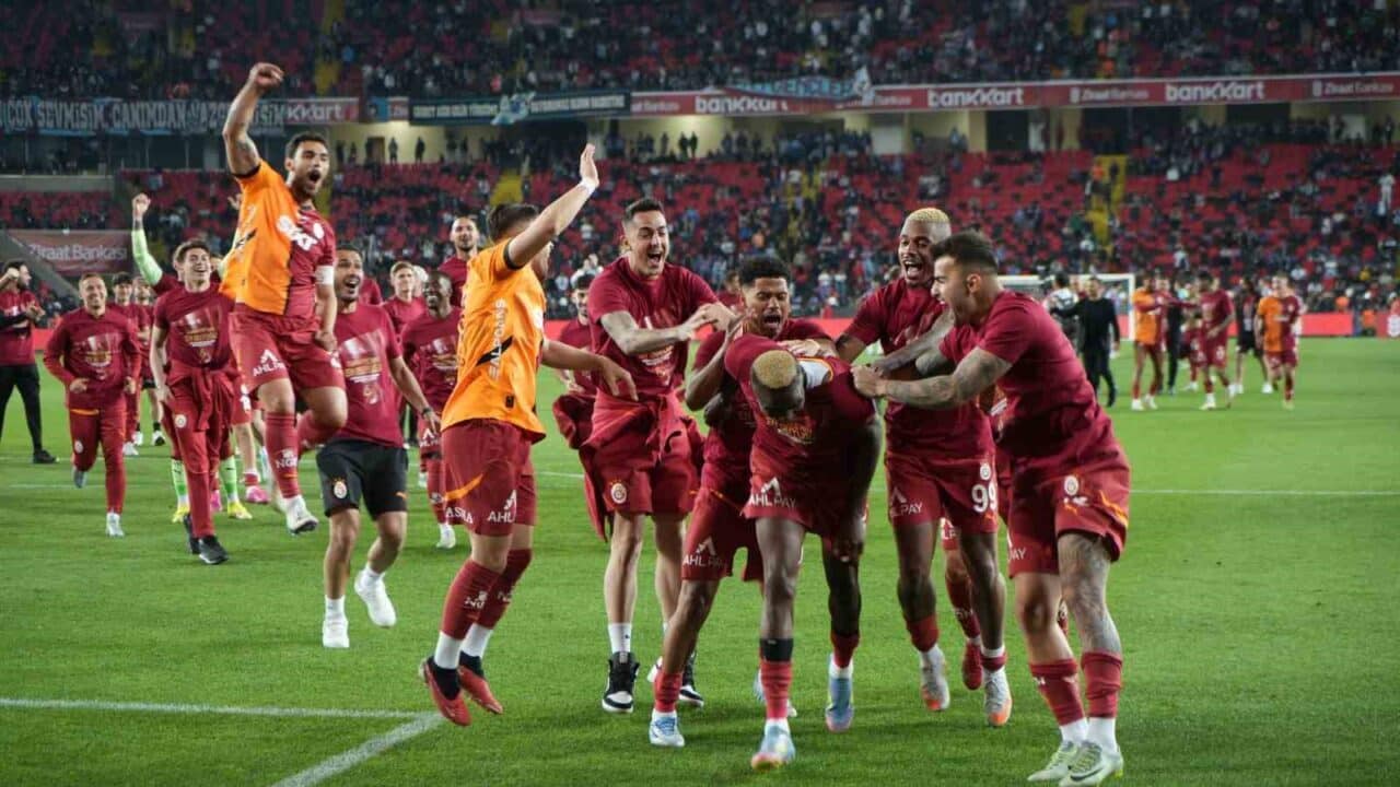 Galatasaray, Ziraat Türkiye Kupası finalinde Trabzonspor'u 3-0 yenerek, toplamda 19.