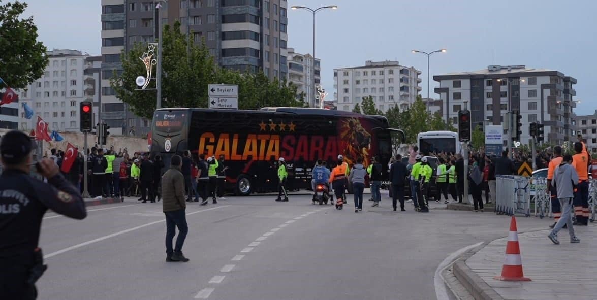 Galatasaray ve Trabzonspor kafileleri, Ziraat Türkiye Kupası finali için Gaziantep