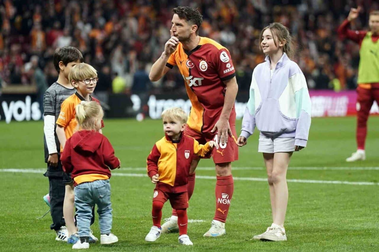 Galatasaray, Sivasspor'u 4-1'lik skorla mağlup ederek şampiyonluk yolunda önemli bir