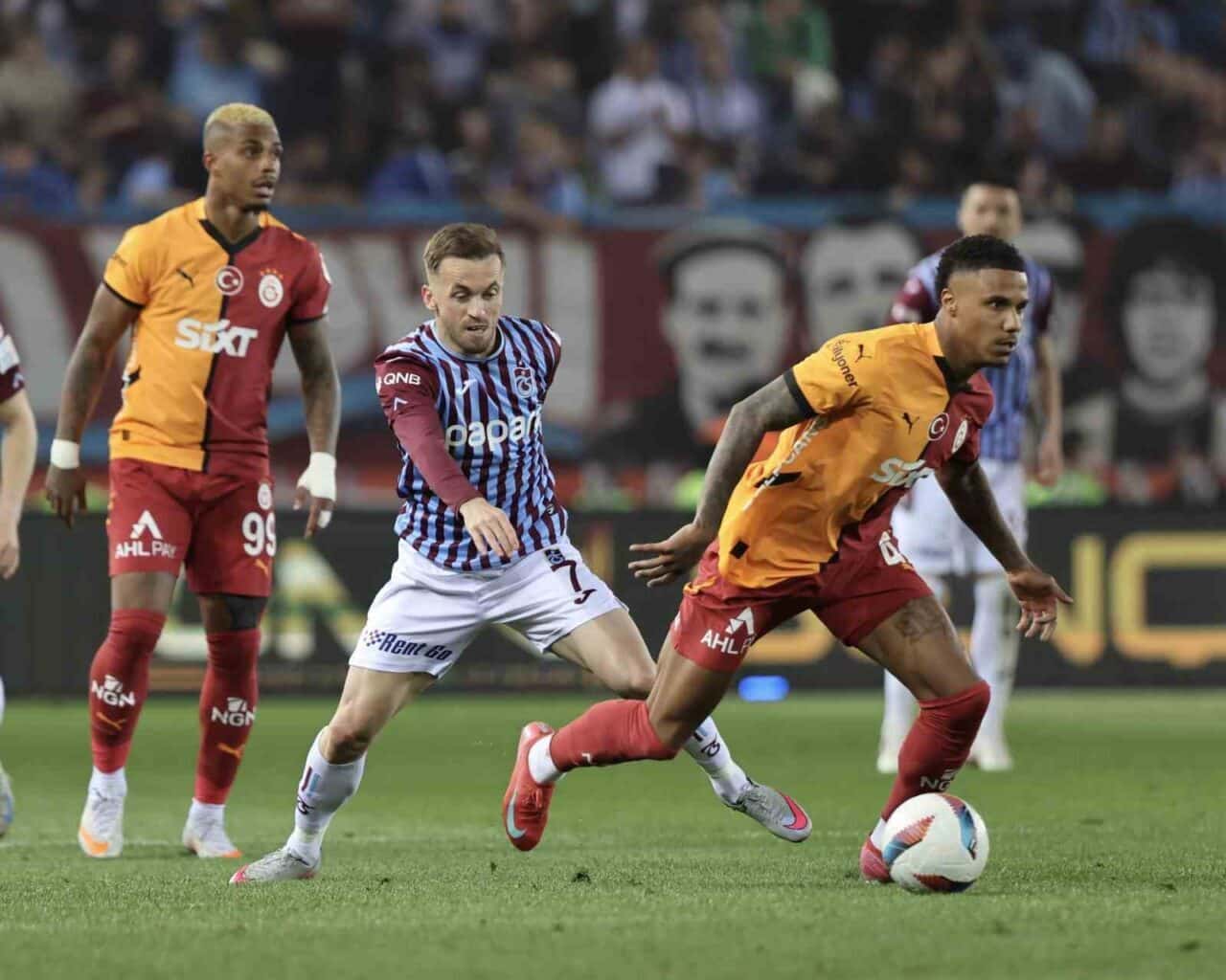 Galatasaray, Trabzonspor'u 2-0 yenerek üst üste 7. galibiyetini elde etti
