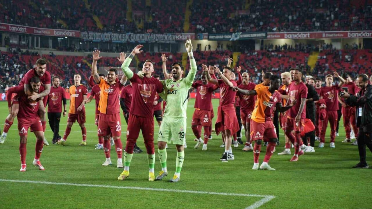 Galatasaray, Ziraat Türkiye Kupası finalinde Trabzonspor'u 3-0 yenerek şampiyon oldu.