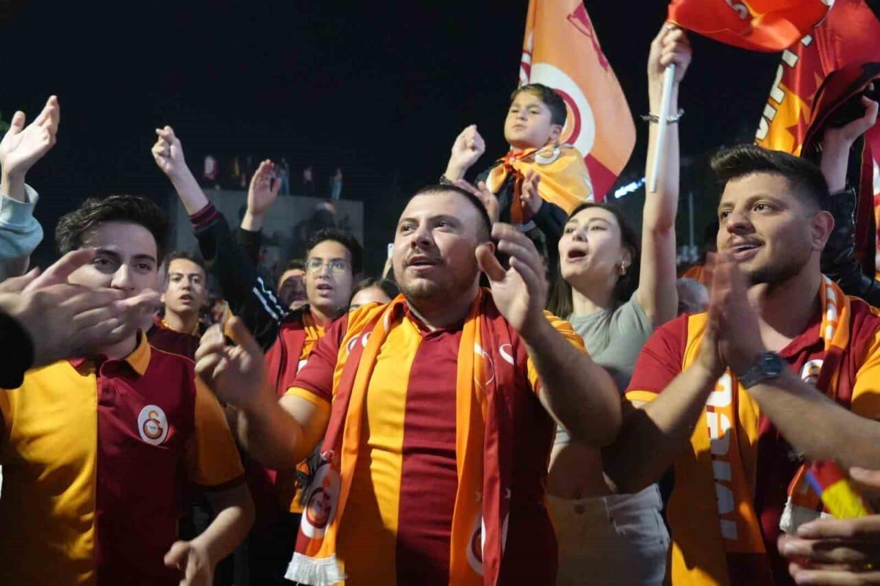 Galatasaray, 2024-2025 sezonu şampiyonluğunu Ankara'da coşkuyla kutladı. Kayserispor'a 3-0 üstünlük