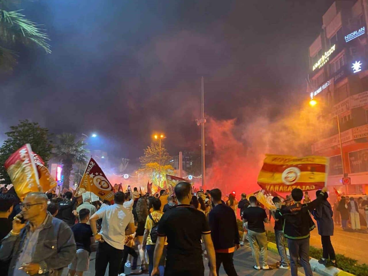 Galatasaray, Süper Lig'de Kayserispor'u 3-0 yenerek 25. şampiyonluğunu kazandı. Aydın'da,