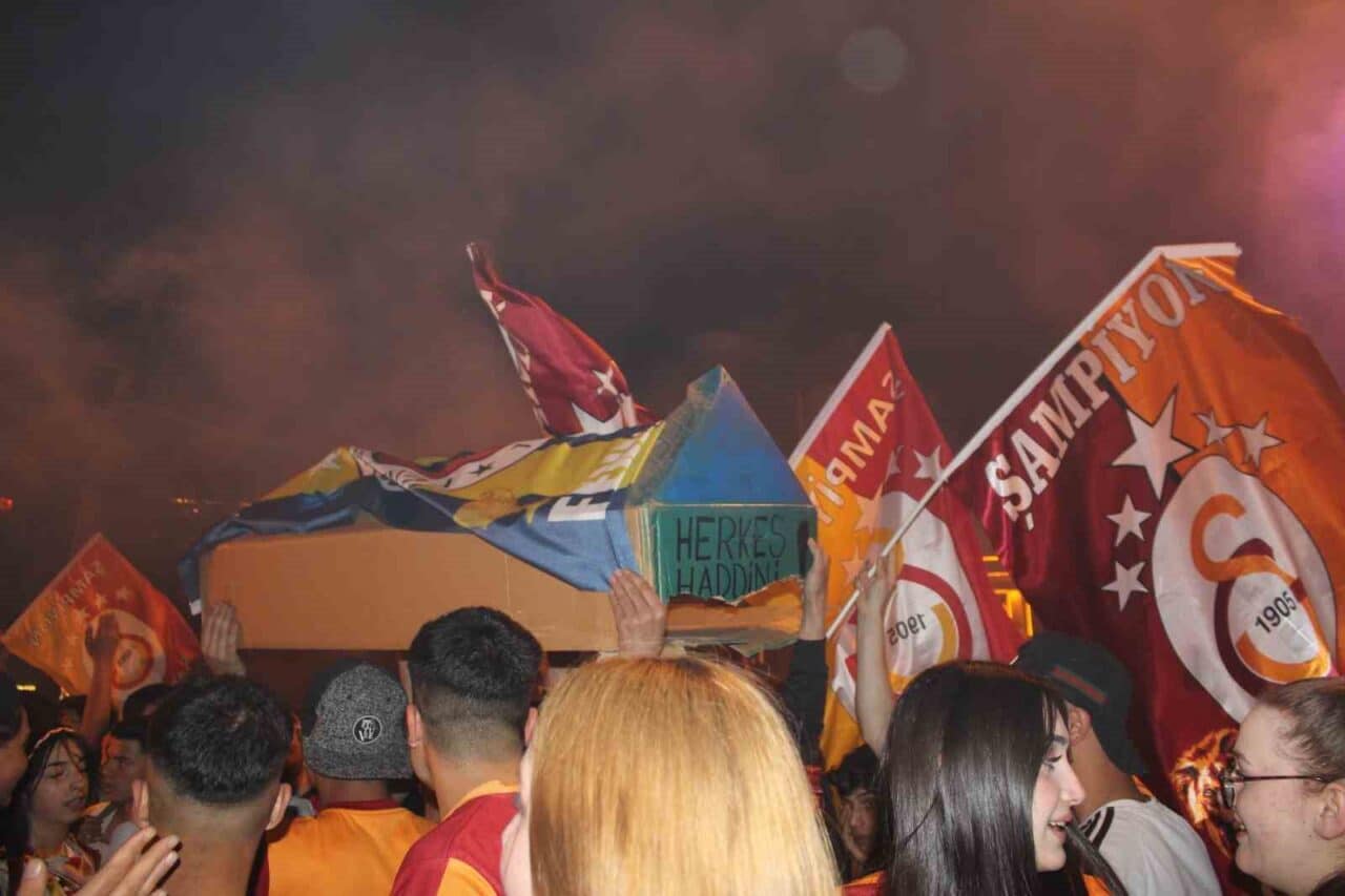 Galatasaray, Süper Lig'de Kayserispor'u 3-0 yenerek 25. şampiyonluğunu kazandı. Kutlamalar