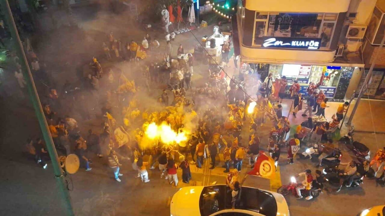 Galatasaray, Süper Lig'de Kayserispor'u 3-0 yenerek şampiyonluğunu ilan etti. Bu
