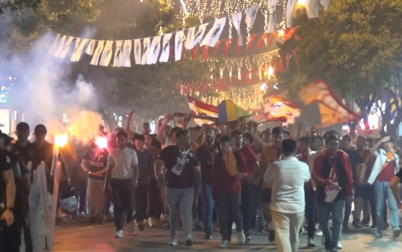 Galatasaray, Kayserispor'u 3-0 mağlup ederek 2024-2025 sezonunu 25. şampiyonlukla taçlandırdı.