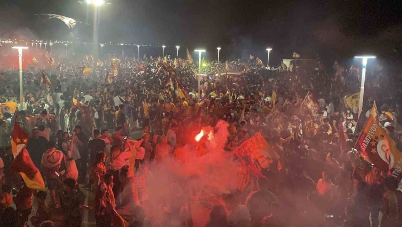 Galatasaray, Süper Lig'de Kayserispor'u 3-0 yenerek şampiyonluğunu ilan etti. Mersin'deki