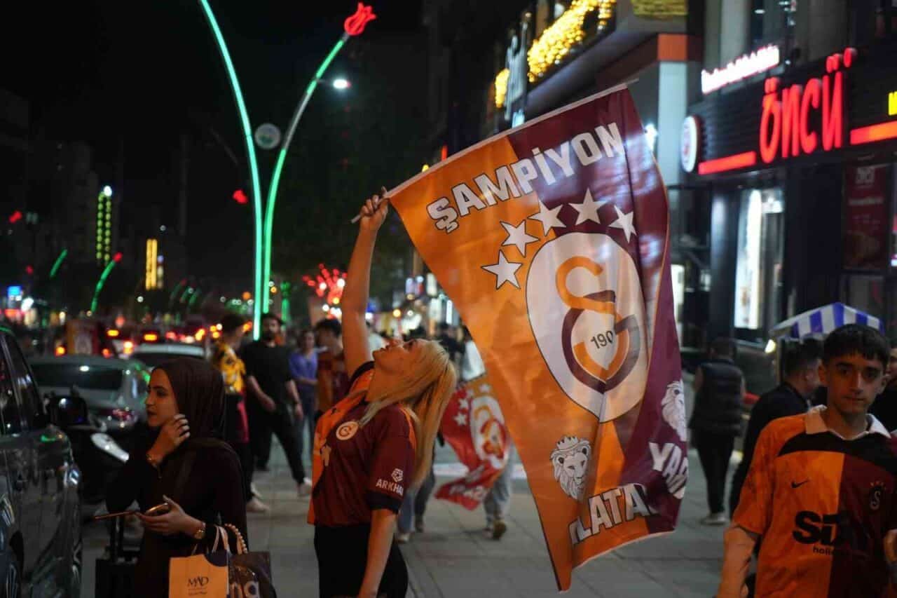 Galatasaray'ın 2024-2025 sezonu şampiyonluğu Muş'ta coşkuyla kutlandı. Taraftarlar, maçın ardından