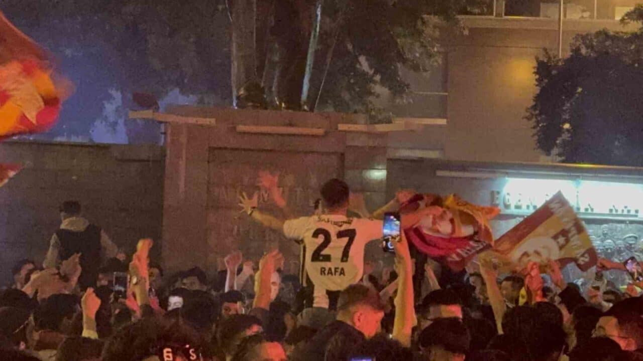 Düzce’de Galatasaray’ın şampiyonluk kutlamalarında Fenerbahçe ve Beşiktaş taraftarlarının da katılması