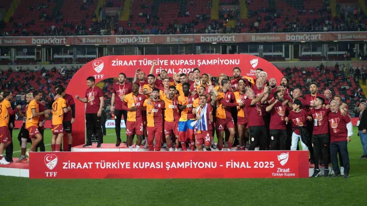 Galatasaray, 63. Ziraat Türkiye Kupası finalinde Trabzonspor'u 3-0 yenerek 19.