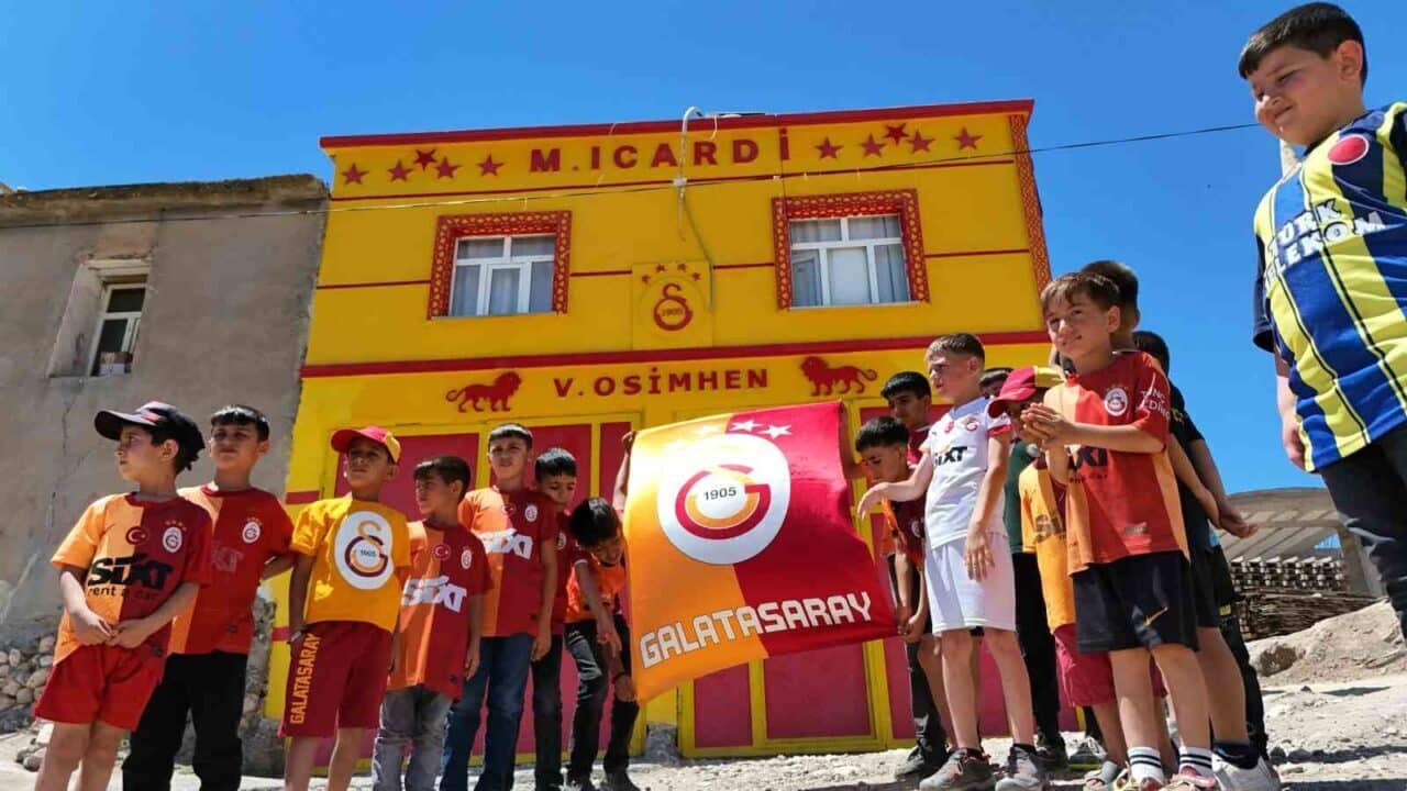 Diyarbakır'ın Silvan ilçesinde Galatasaray taraftarı Mehdi Keskinkılınç, evini sarı-kırmızı renklere