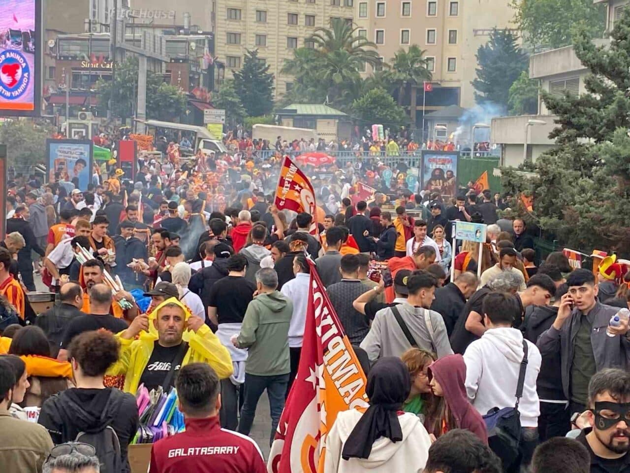 Galatasaray'ın Süper Lig şampiyonluğu şerefine Yenikapı Miting Alanı'nda düzenlenen kutlamalara