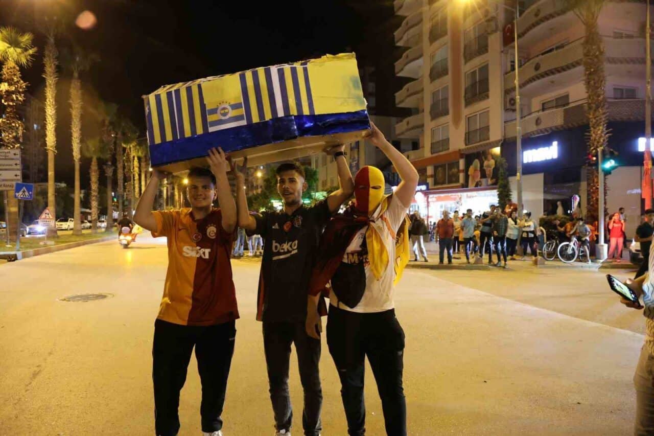 Galatasaray'ın şampiyonluğunu kutlayan Adana Kozan’daki taraftarlar, Fenerbahçe bayrağını tabuta sararak