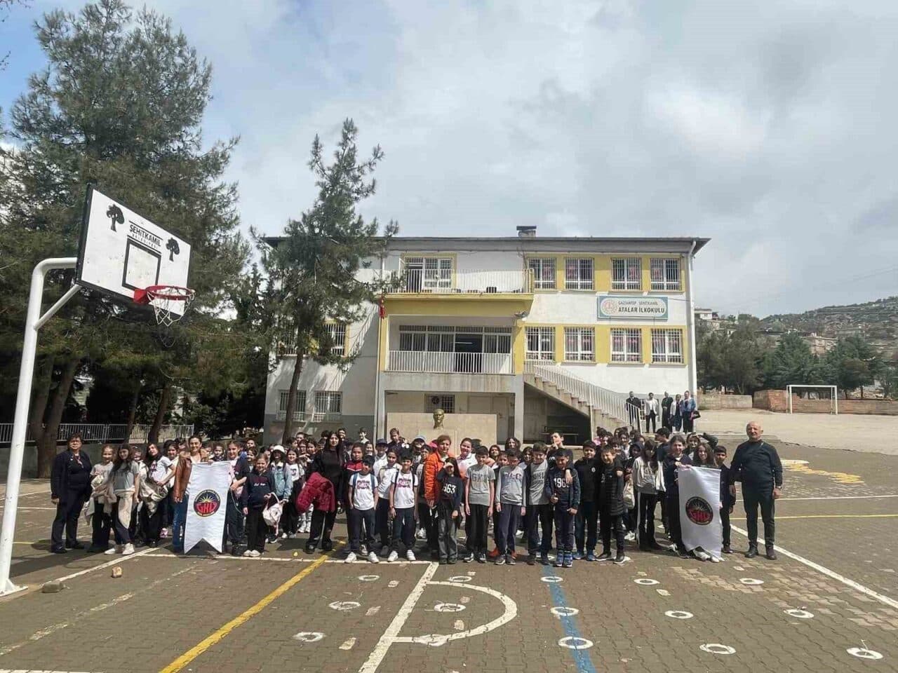Gaziantep Kolej Vakfı Özel Okulları öğrencileri, kuruluşlarının 61. yılını çeşitli