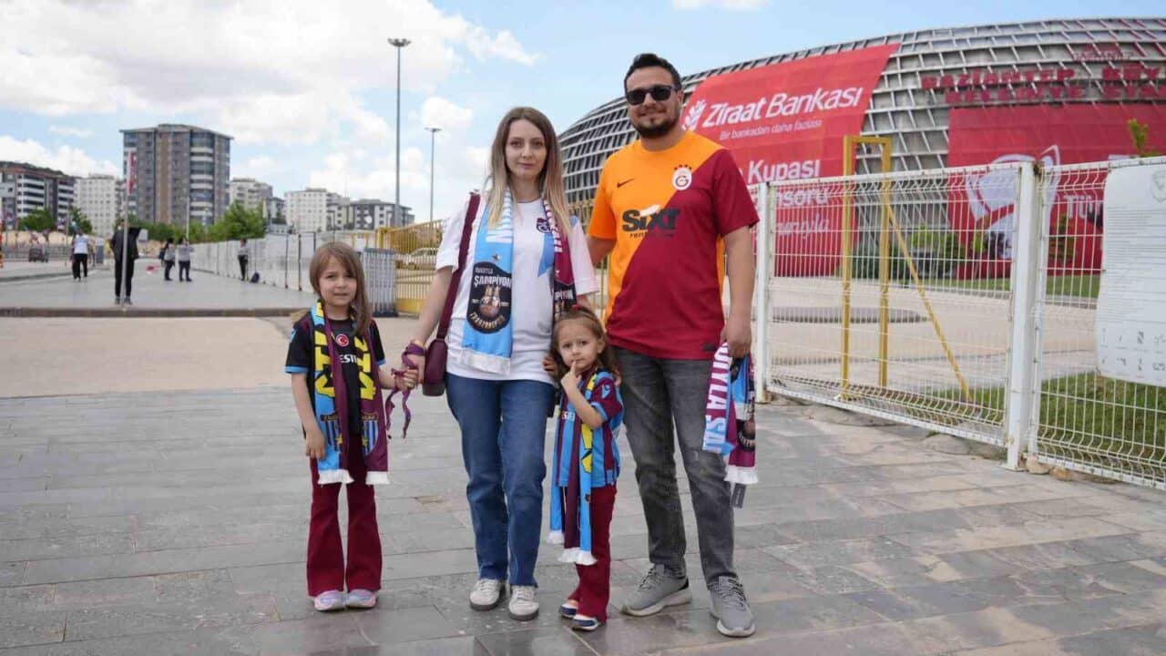 Gaziantep'teki Ziraat Türkiye Kupası finali öncesi Galatasaray ve Trabzonspor taraftarları