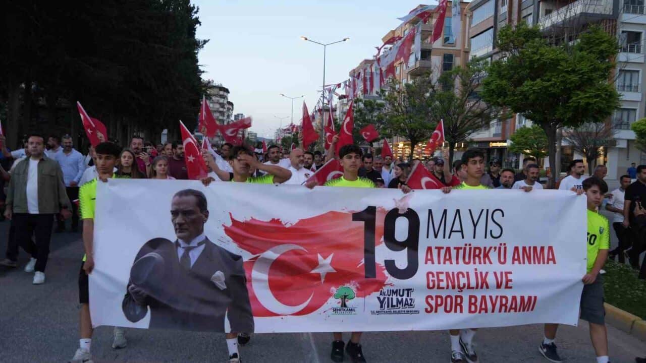 Gaziantep’te 19 Mayıs’ı kutlamak amacıyla düzenlenen "Bayraklı Gençlik Yürüyüşü", Şehitkamil