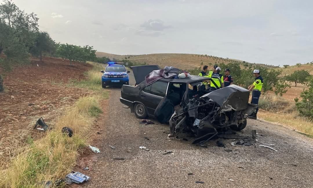 Nizip’te İki Otomobilin Çarpışması Sonucu 8 Kişi Yaralandı Gaziantep’in Nizip ilçesinde iki otomobilin kafa kafaya çarpması sonucu 1’i