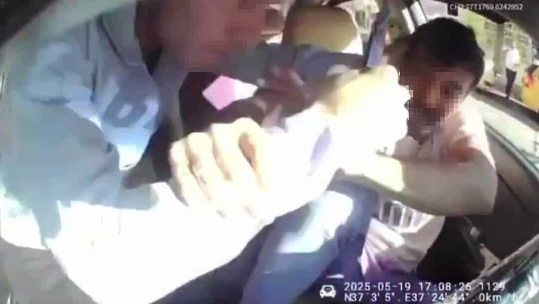 Gaziantep'te taksici Hüseyin Y., aracına aldığı yolcudan bıçaklı saldırıya uğradı.