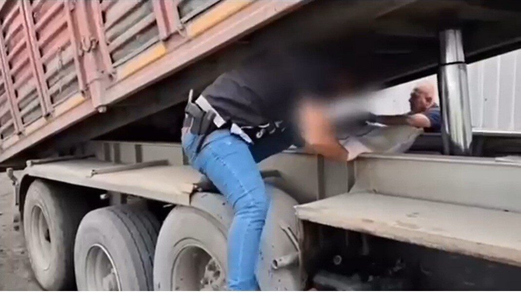 Gaziantep’te Uyuşturucu Operasyonunda 31 Kilo Skunk ve 14 Kilo Metamfetamin Ele Geçirildi, 5 Şüpheli Gözaltında Gaziantep’te Narkotik Suçlarla Mücadele ekipleri, düzenledikleri operasyonda bir tırda 31,15