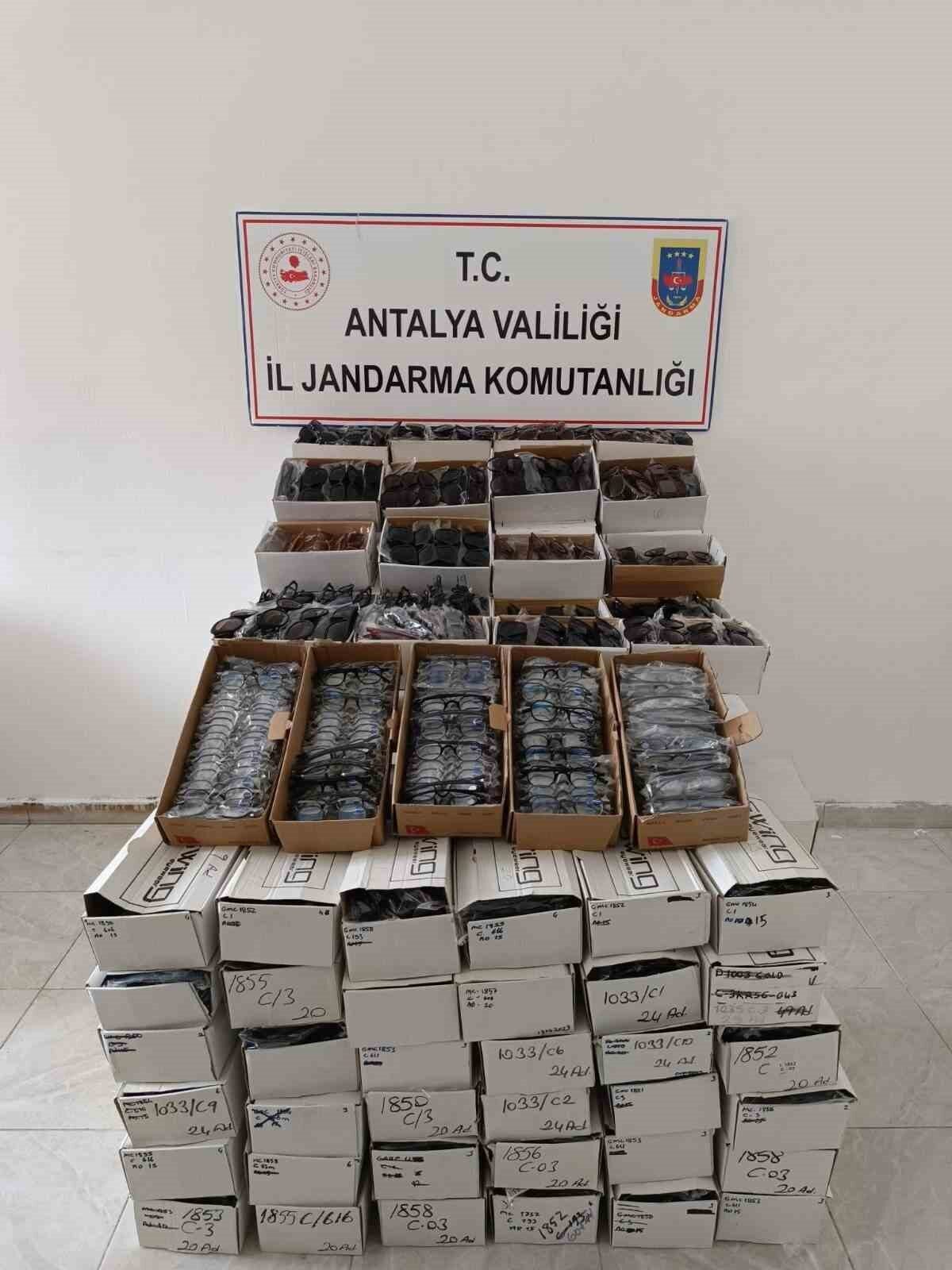 Antalya'nın Gazipaşa ilçesinde yapılan bir jandarma operasyonunda, durdurulan bir araçta