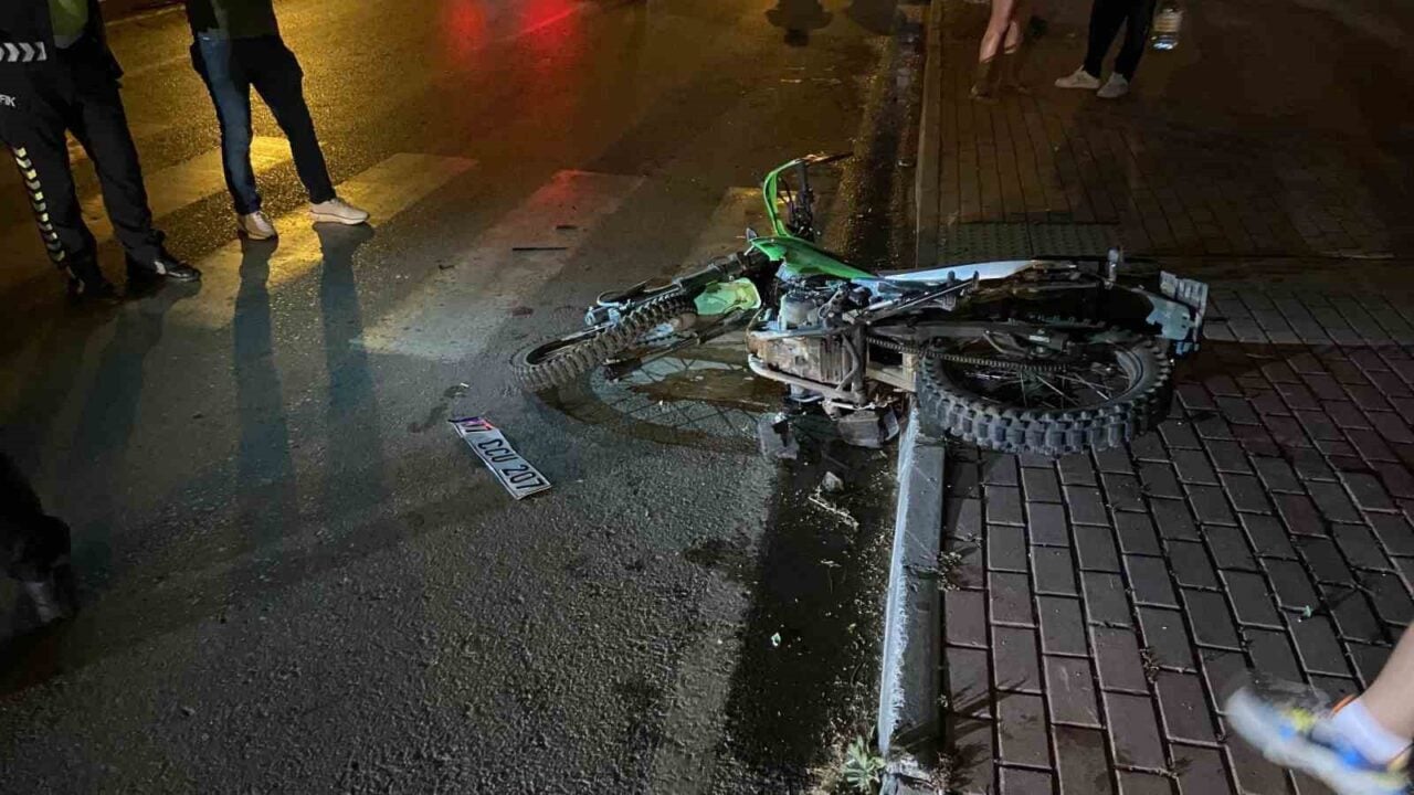 Antalya'nın Gazipaşa ilçesinde meydana gelen trafik kazasında, U dönüşü yapan