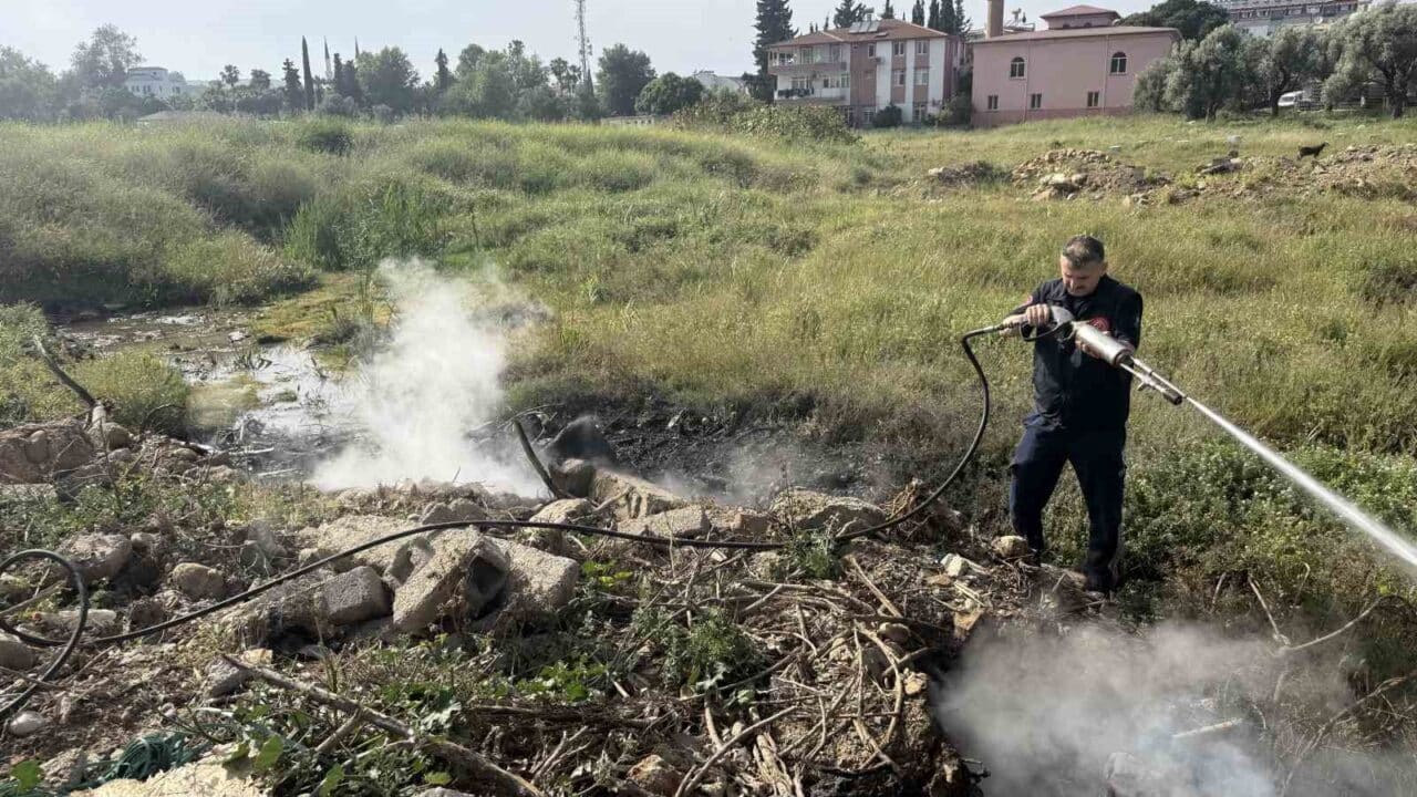 Gazipaşa'da otluk alanda çıkan yangın, itfaiye ekiplerinin hızlı müdahalesiyle söndürüldü.