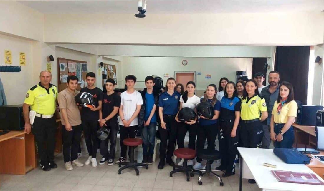 Antalya'nın Gazipaşa ilçesinde, Emniyet Müdürlüğü tarafından düzenlenen trafik seminerinde motosiklet