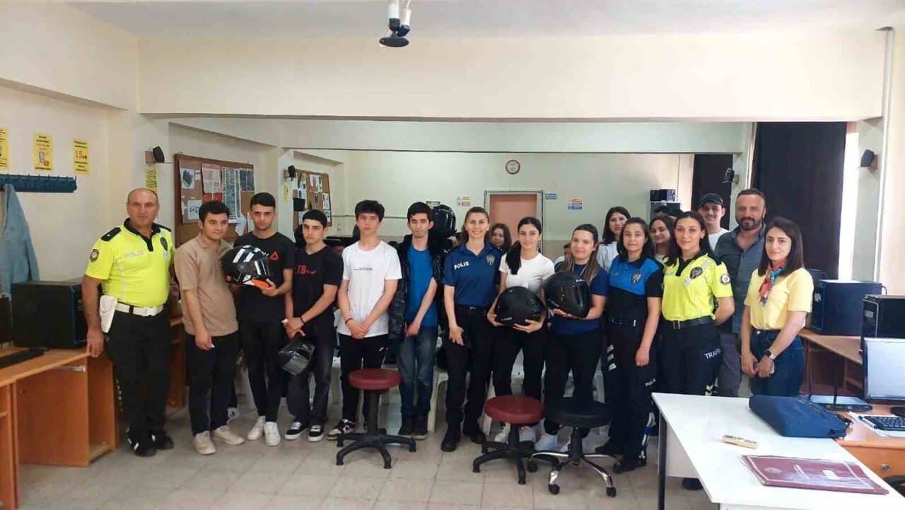 Antalya'nın Gazipaşa ilçesinde, Emniyet Müdürlüğü tarafından düzenlenen trafik seminerinde motosiklet