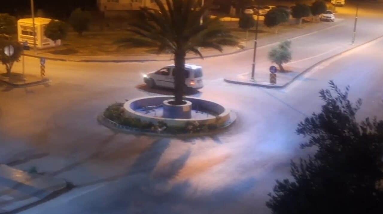 Antalya'nın Serik ilçesinde, Mimar Adil Aydın Caddesi'nde bir sürücü gece