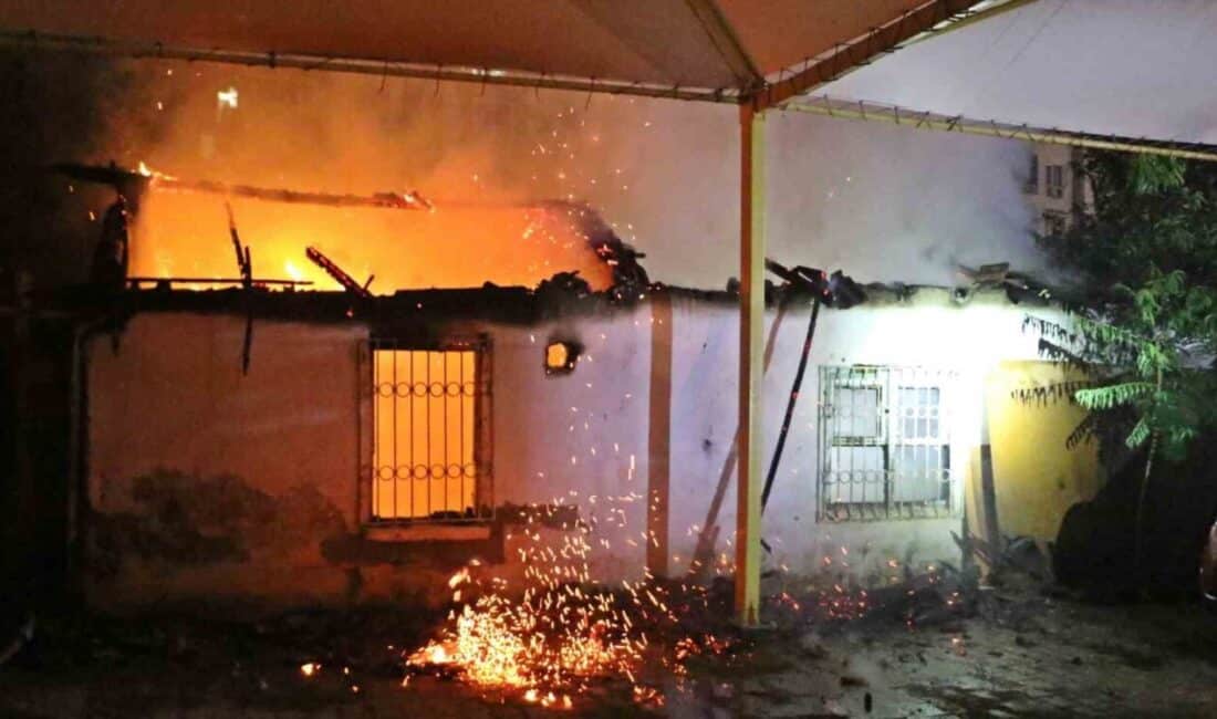 Antalya'nın Muratpaşa ilçesinde bir otoparkta çıkan yangın, gecekonduyu tamamen sararken