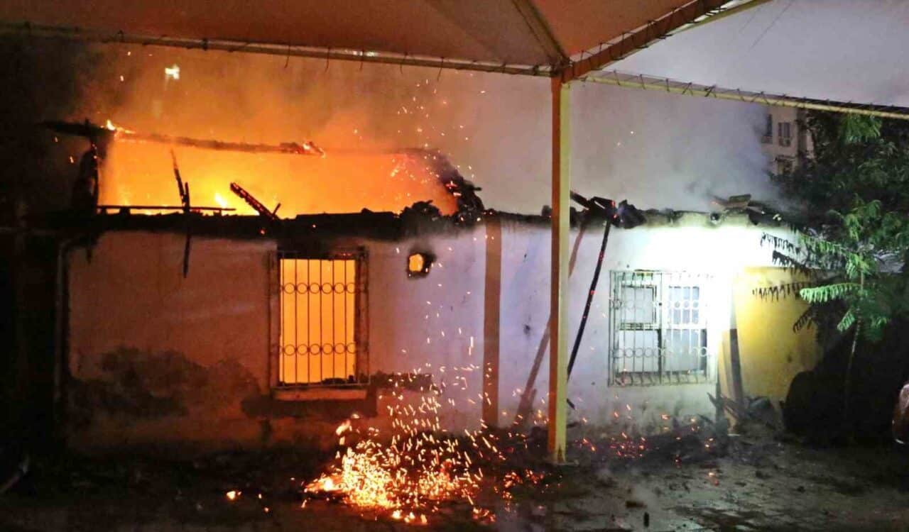 Antalya'nın Muratpaşa ilçesinde bir otoparkta çıkan yangın, gecekonduyu tamamen sararken