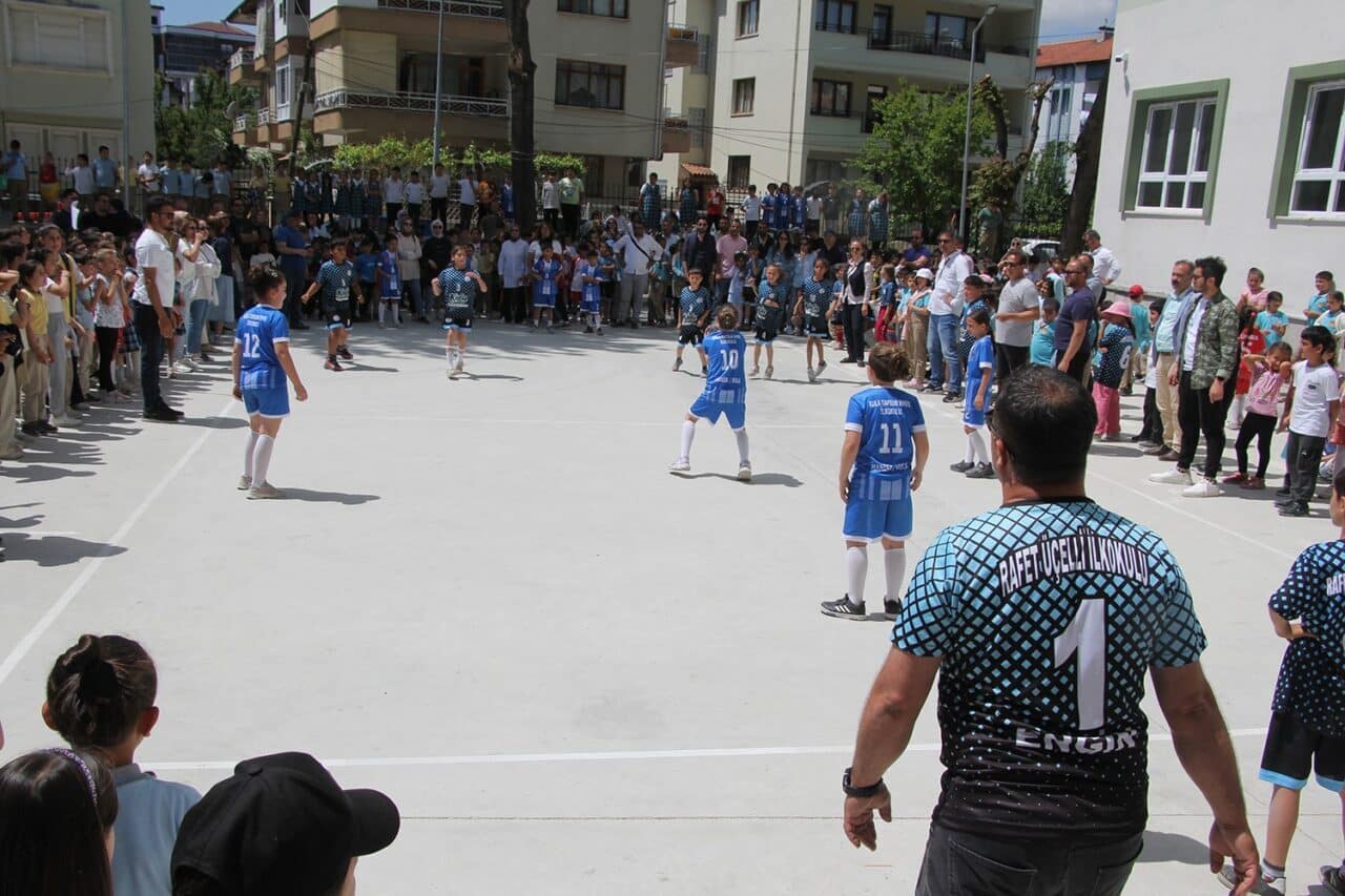 Manisa'nın Kula ilçesinde düzenlenen Geleneksel Çocuk Oyunları Yarışmaları, coşkulu bir