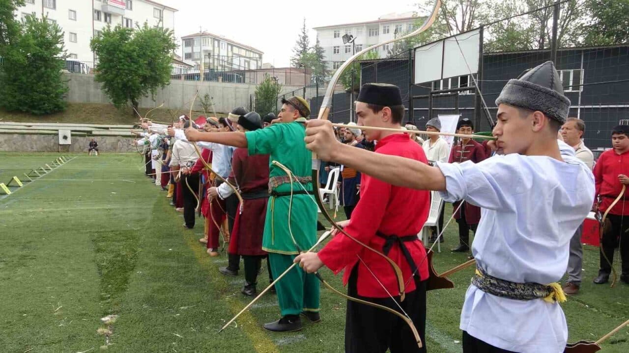 Kütahya'da düzenlenen Okullar Arası Geleneksel Türk Okçuluğu Grup Müsabakaları'nda, 17