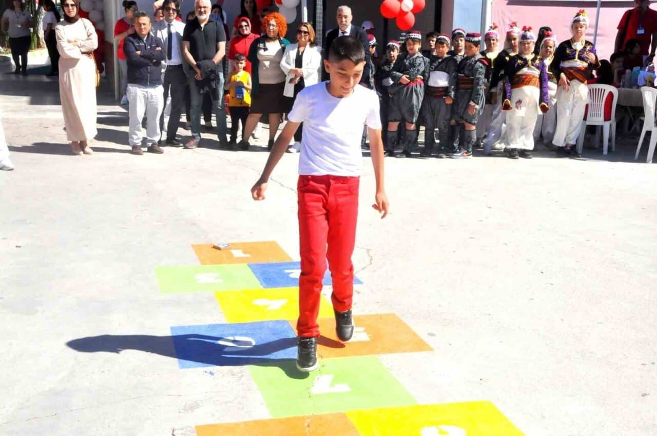 Muğla'da düzenlenen "Geleneksel Çocuk Oyunları Şenliği"nde, öğrenciler eski oyunlarla keyifli