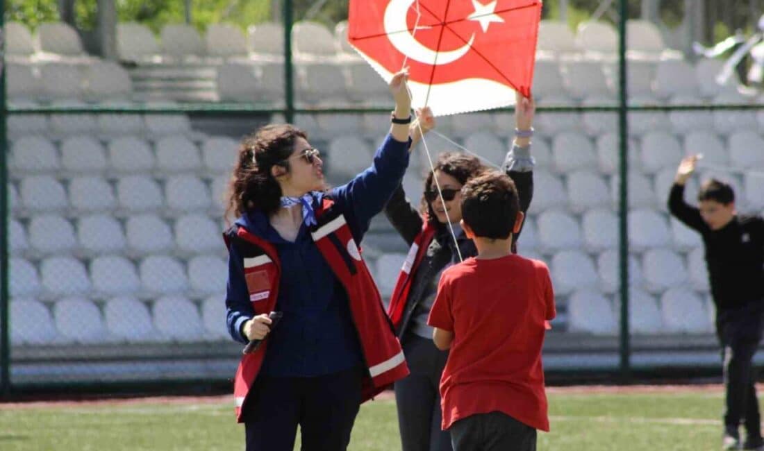 Kastamonu'nun Tosya ilçesinde 19 Mayıs etkinlikleri kapsamında düzenlenen uçurtma şenliği,