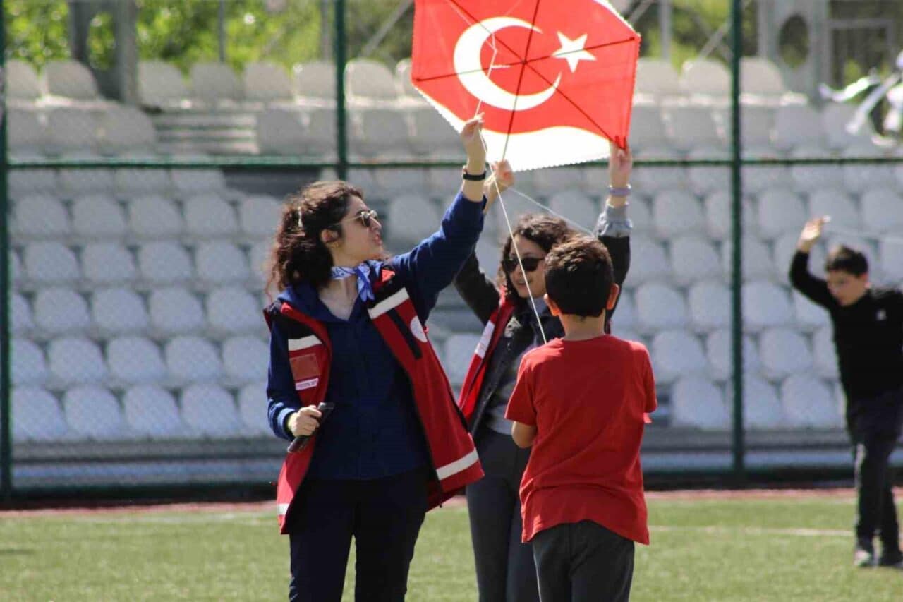 Kastamonu'nun Tosya ilçesinde 19 Mayıs etkinlikleri kapsamında düzenlenen uçurtma şenliği,