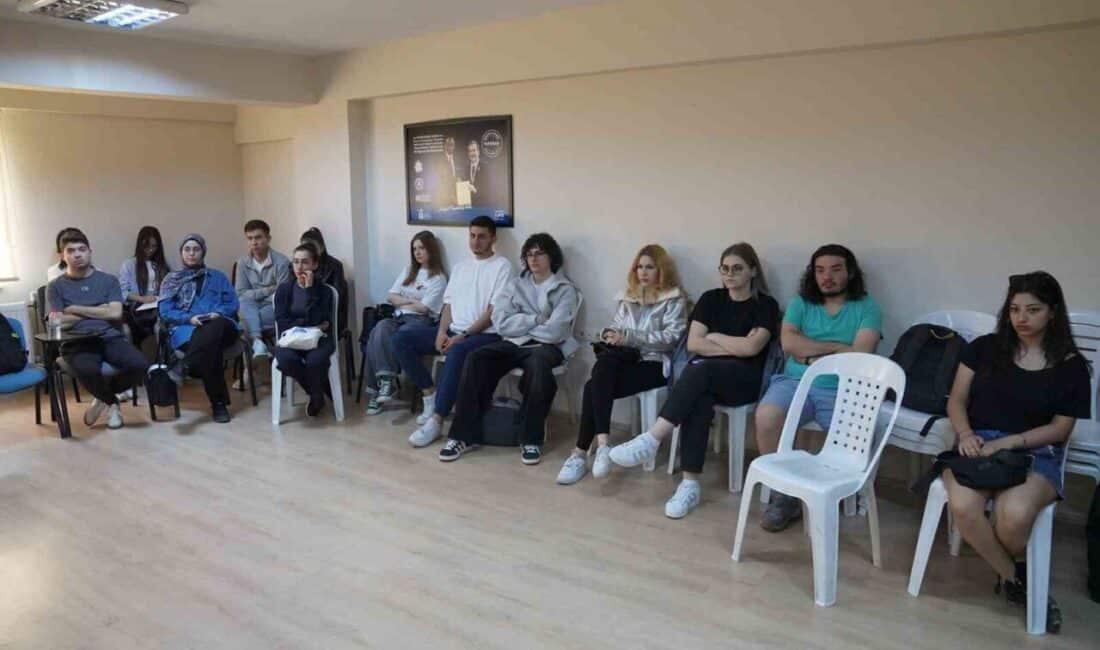 Tepebaşı Belediyesi, 29 Ekim Gençlik Merkezi'nde düzenlediği programla 90 gence