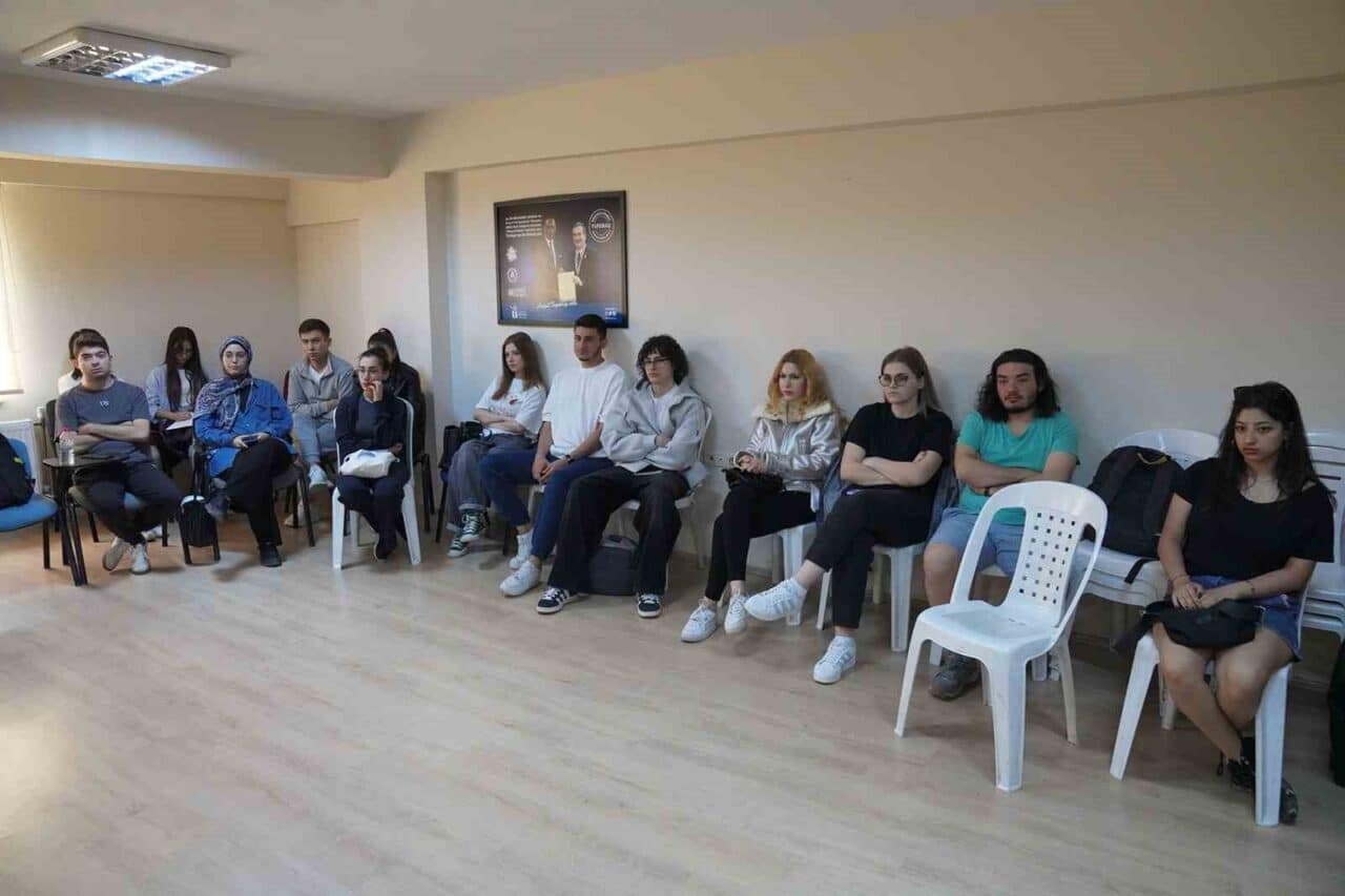 Tepebaşı Belediyesi, 29 Ekim Gençlik Merkezi'nde düzenlediği programla 90 gence