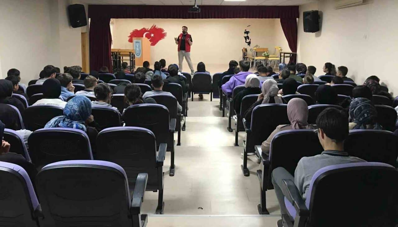 Bayburt Gençlik Merkezi, okullarda gençlik kamplarını tanıtarak öğrencilere yaz dönemi
