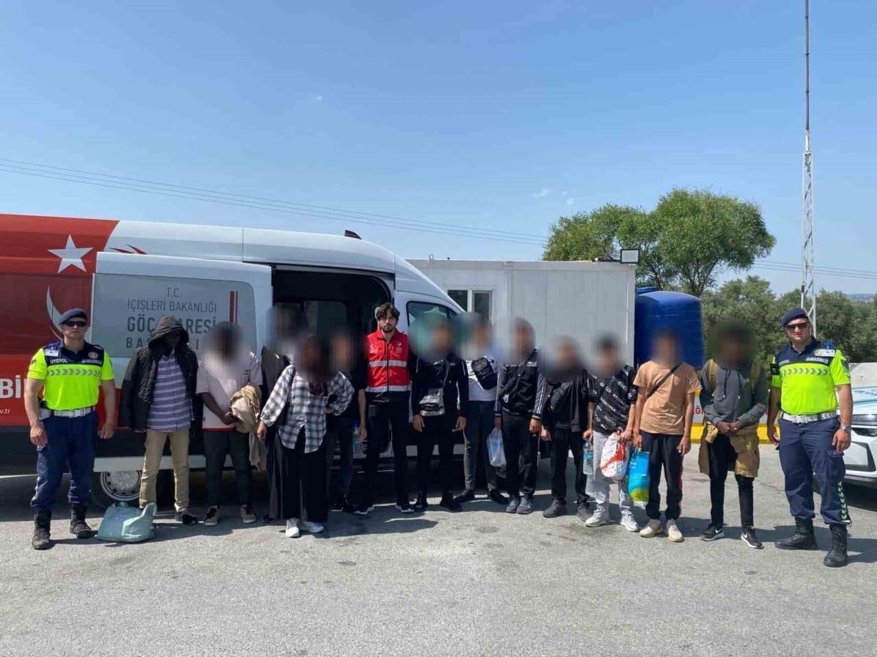 Aydın-İzmir yolunda yapılan devriye sırasında 21 düzensiz göçmen yakalanırken, kaçmaya