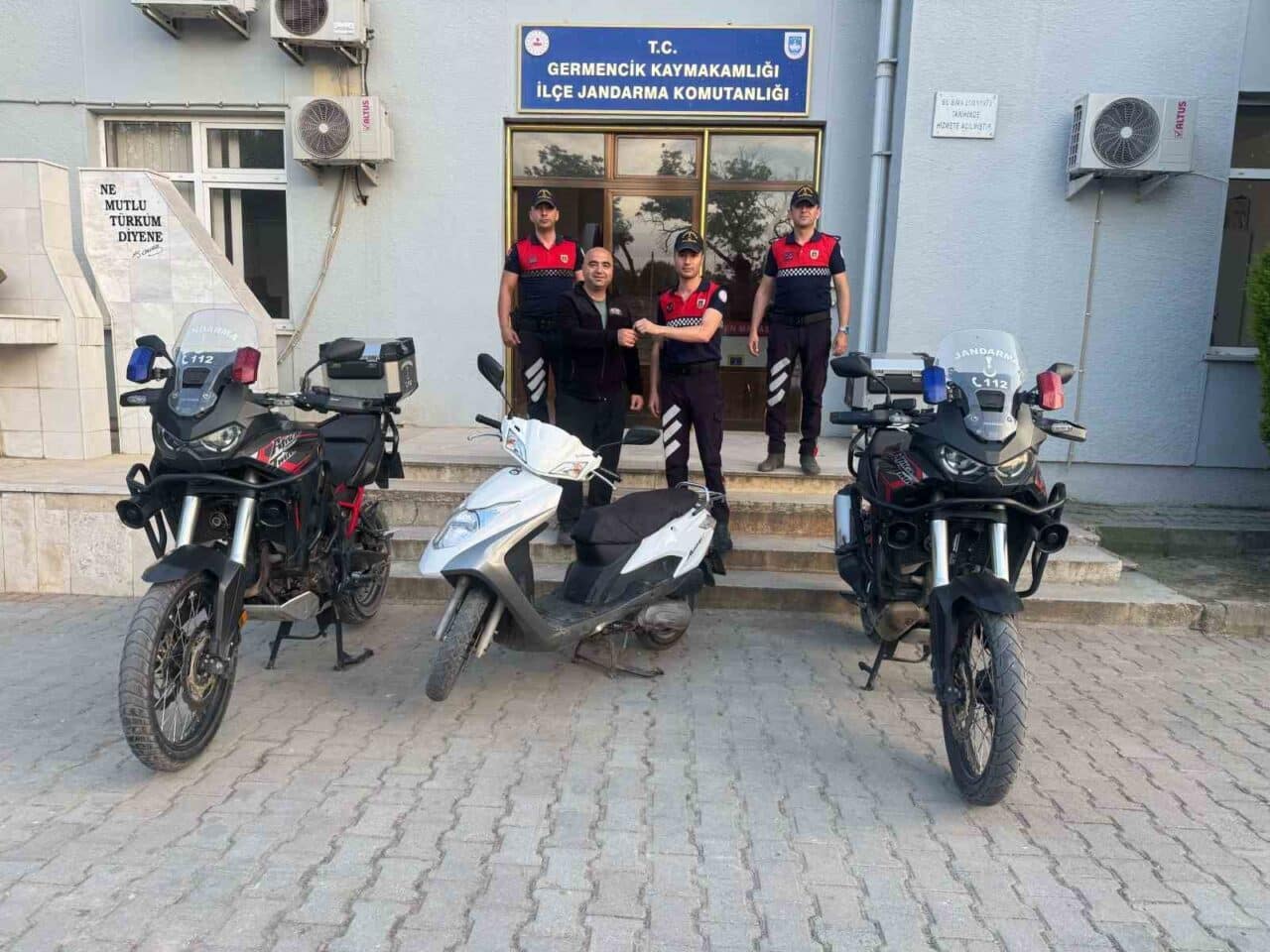 Aydın'ın Germencik ilçesinde devriye gezen jandarma, şüpheli plakasız motosikleti durdurdu.