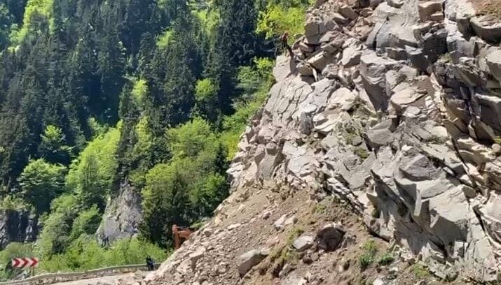 Giresun-Sivas karayolunda Dereli-Şebinkarahisar yolu üzerindeki yamaçta tehlike yaratan kayalar, endüstriyel