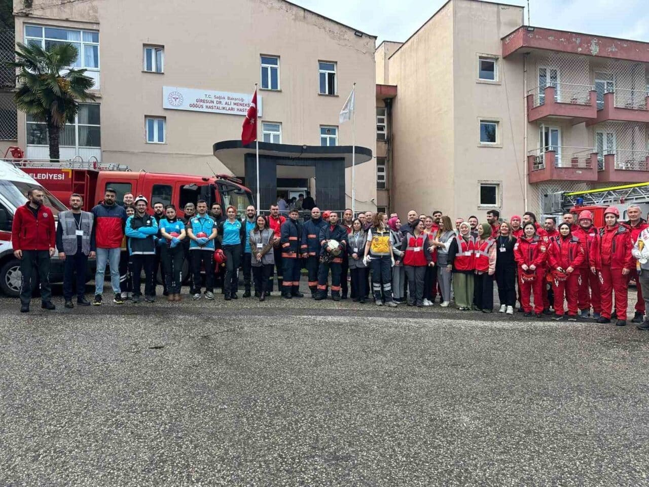 Giresun Ali Menekşe Göğüs Hastanesi'nde gerçekleştirilen tatbikatta, deprem sonrası çıkan