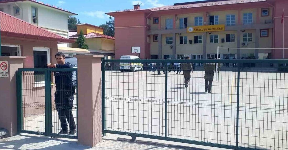 Giresun'un Aksu mahallesindeki Sosyal Bilimler Lisesi'nde, hizmetli A.T. (55), kantin