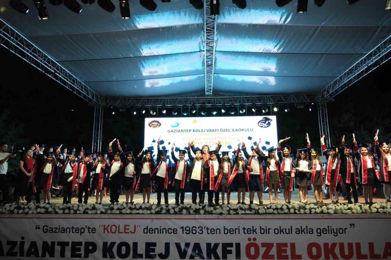 Gaziantep Kolej Vakfı Özel İlkokulu'nda mezuniyet töreni coşkuyla kutlandı. Öğrenciler,