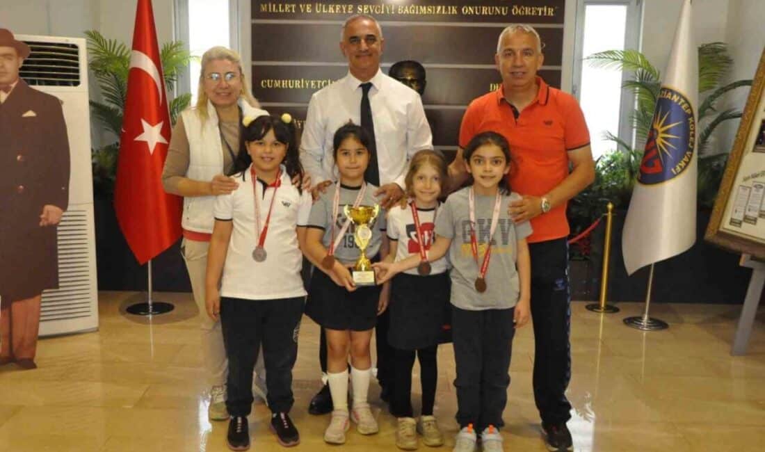 Gaziantep Kolej Vakfı Özel Okulları, 61. yılını kutlarken yüzme müsabakalarında